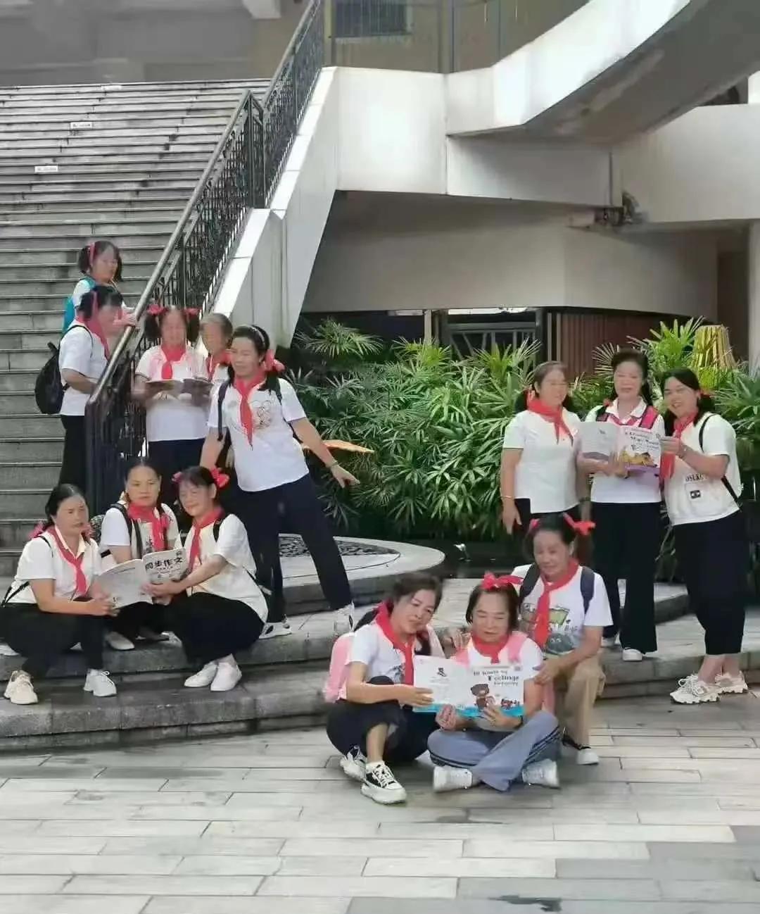看到大妈们这一副“天真无邪”的样子，原谅我不厚道的笑了。大妈们穿着白衬衫，戴着