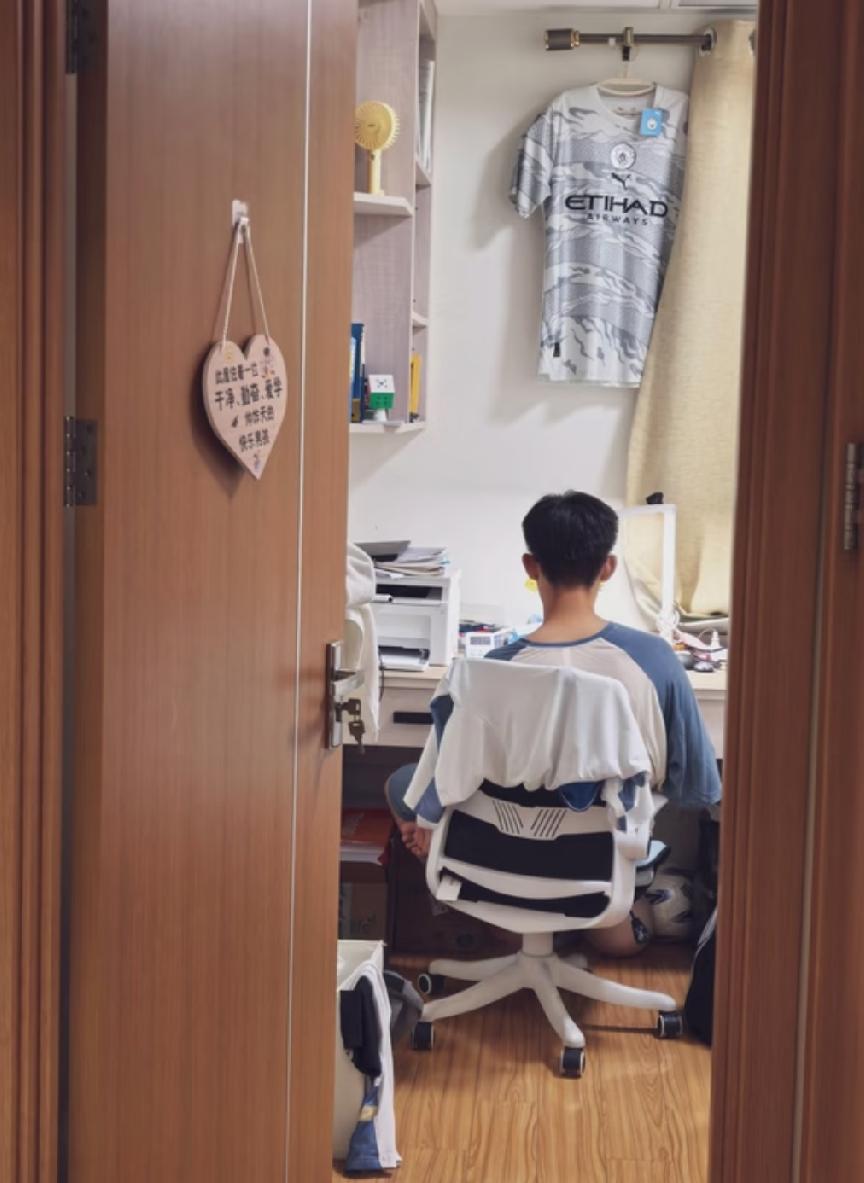 儿子才上高中，就谈恋爱了。周末她竟然把女生带回了家，正好被我们撞上。她爸