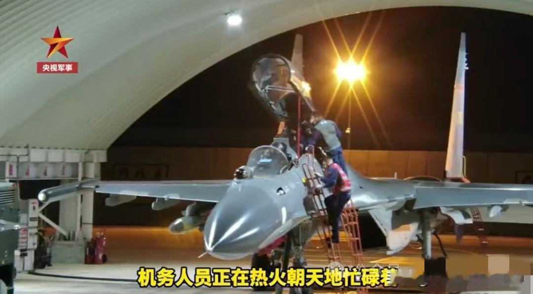 大空军的“三代同堂”苏-30MKK演练夜间防空压制，临退役依旧活跃苏-30M