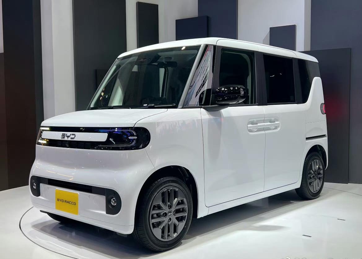 比亚迪RACCO内饰曝光！贯通式前排布局设计，车辆的尺寸限制，所以这是一个4人