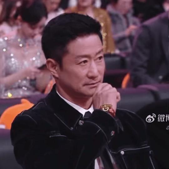 我申请和吴京坐一桌哈哈哈哈哈哈吴京历来这也忒活泼了吧嘴和手总有一个停不下来