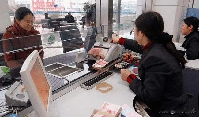 银行疯了！存5万，直接抱走空气炸锅。存10万，智能手表戴手上。别以为这是天