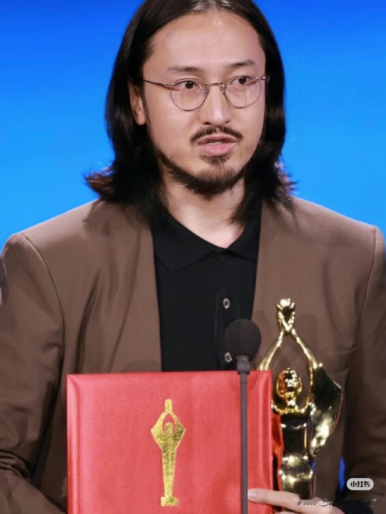 今天晚上王传君是睡不着了不是因为拍戏累的而是因为他“不喜欢”的王家卫终于塌房