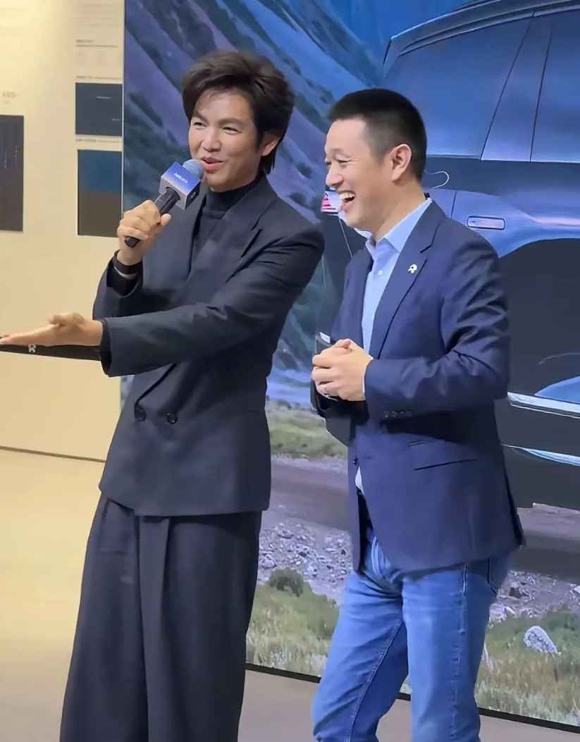 严重怀疑钟汉良是被临时拉来站台的，因为他竟然说蔚来汽车是“电瓶车”，吓得李斌赶忙