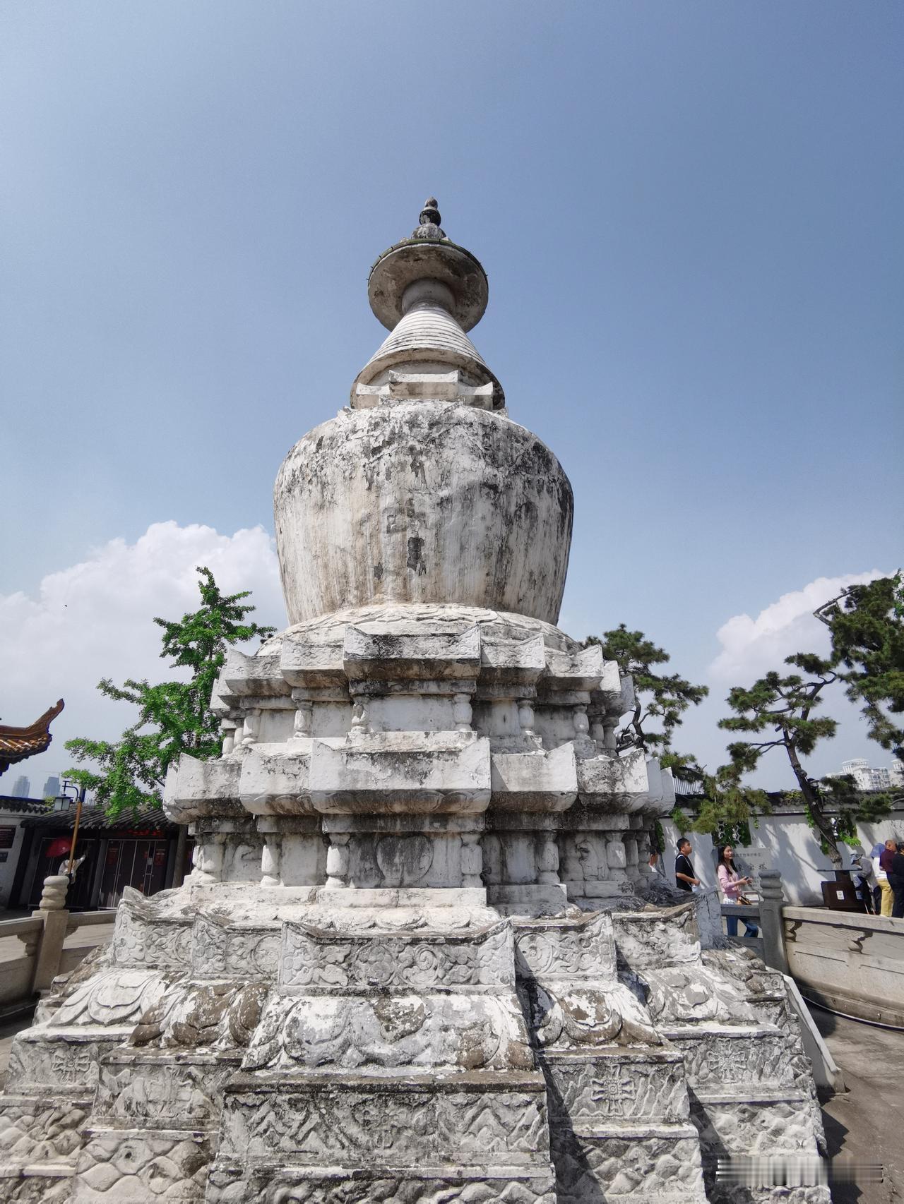 胜像宝塔探访到武汉黄鹤楼旅游观光，正门前的胜像宝塔是不容错过的景点。胜像