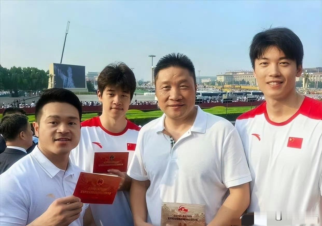 马龙和陈梦这张合照太赞了！今天阅兵现场那可是“冠军云集”啊，好多体育界的大佬都来