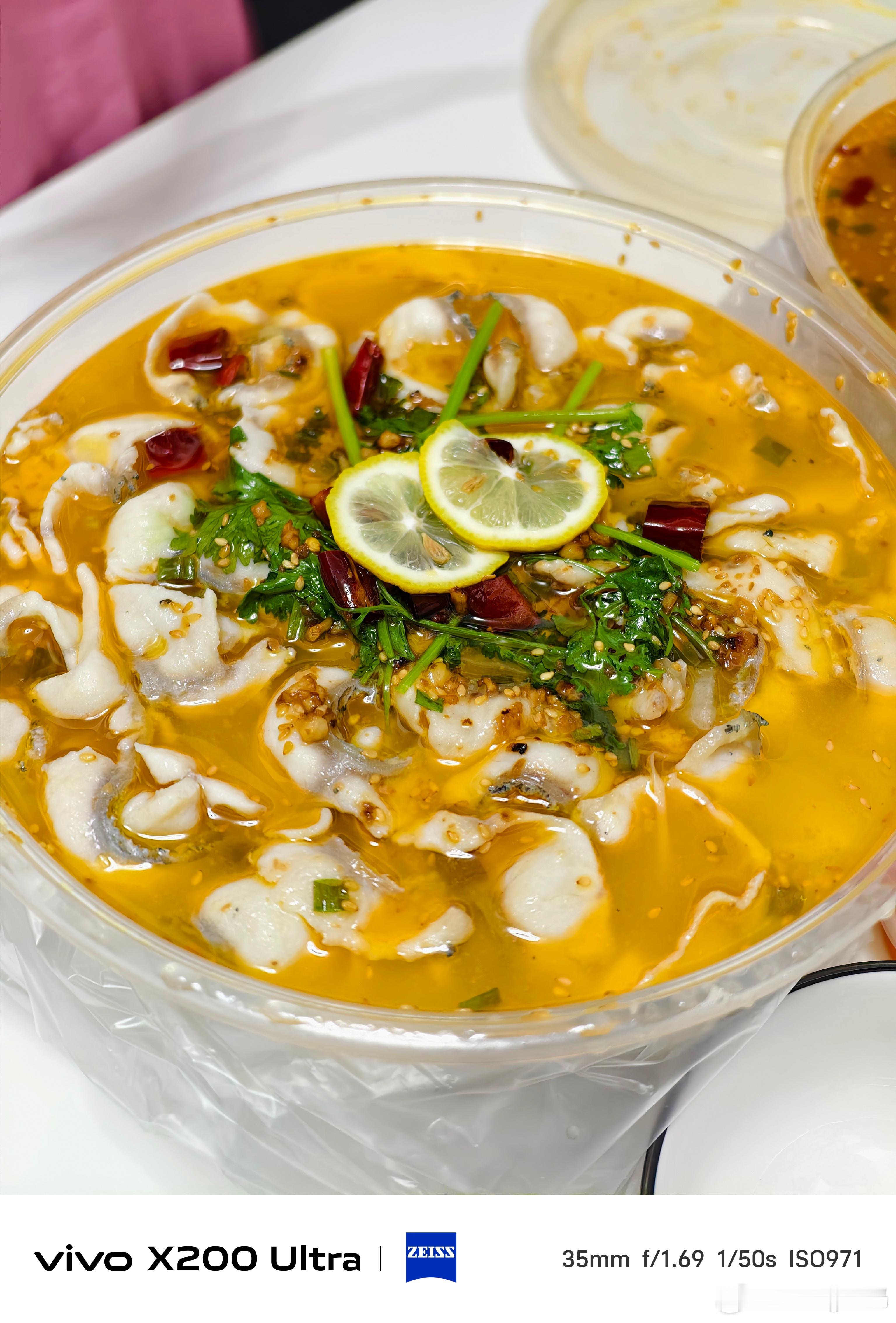 一口咬下去才发现离家太久了别说了又想回汕头吃烧烤酸菜鱼了