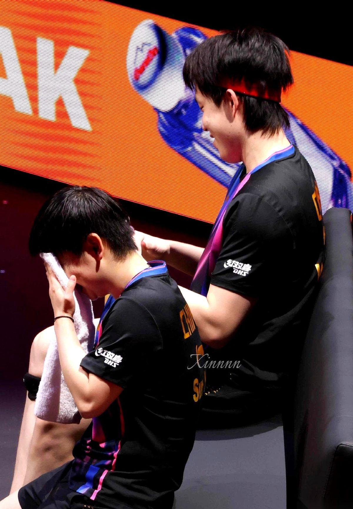 那块毛巾根本没用。盖在莎莎头上，但那股子高兴劲儿啊，是真藏不住，我感觉隔着屏幕