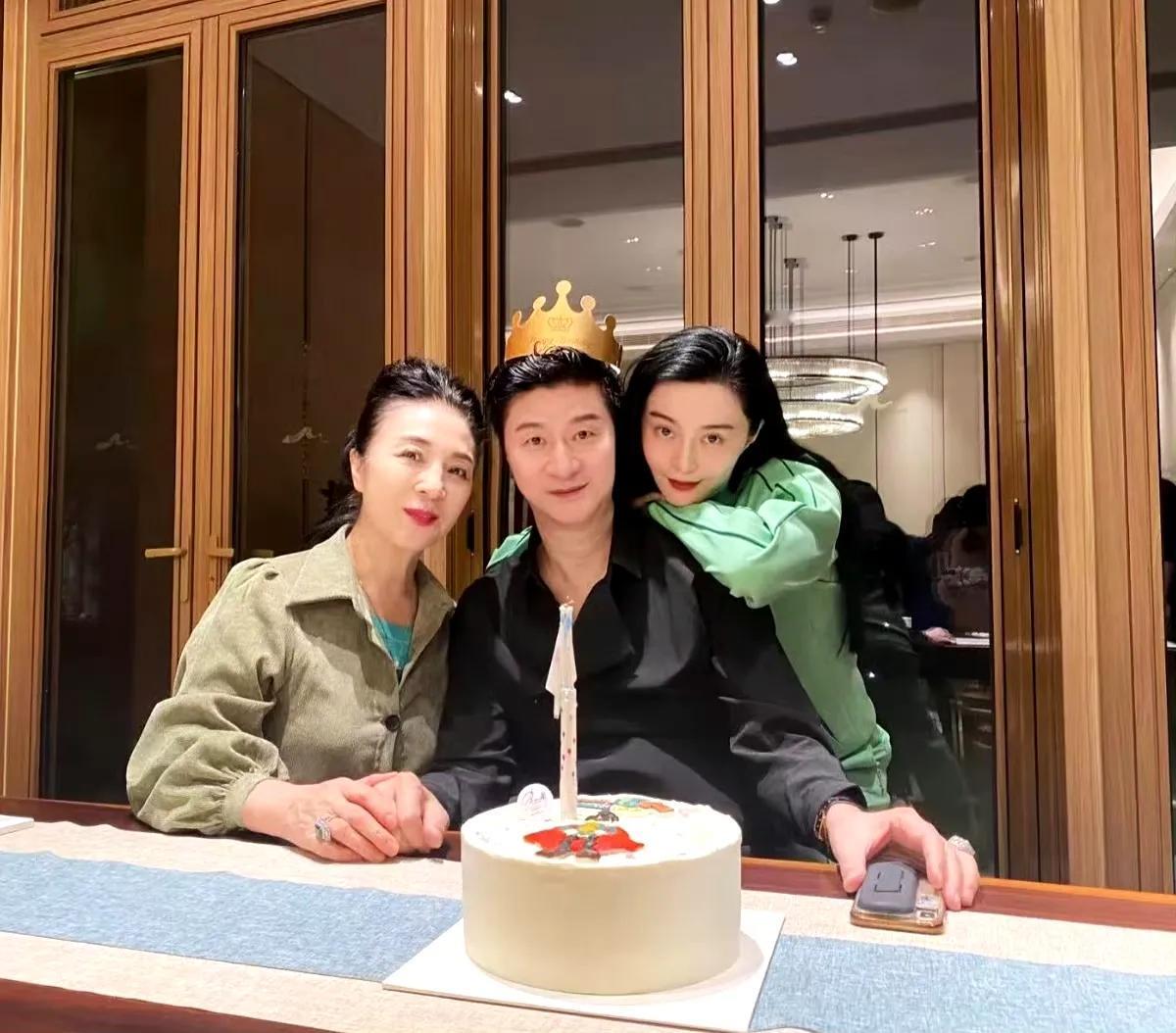 范丞丞爸爸都73岁了，完全看不出来年纪，保养得真好，范丞丞和她姐差19岁，他父母