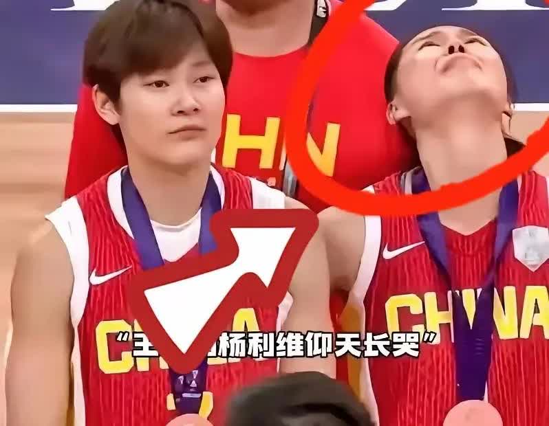 从李梦、王思雨的不甘看女篮主教练维亲事举！女篮亚洲杯惨败收场，作为上届亚