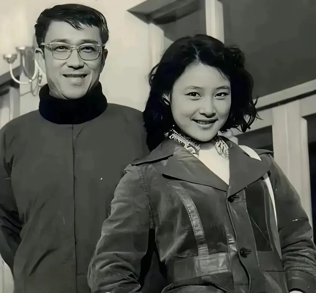 这张老照片上的两个人你还认得吗？我提示一下，1977年谢晋执导的电影《青春》，陈