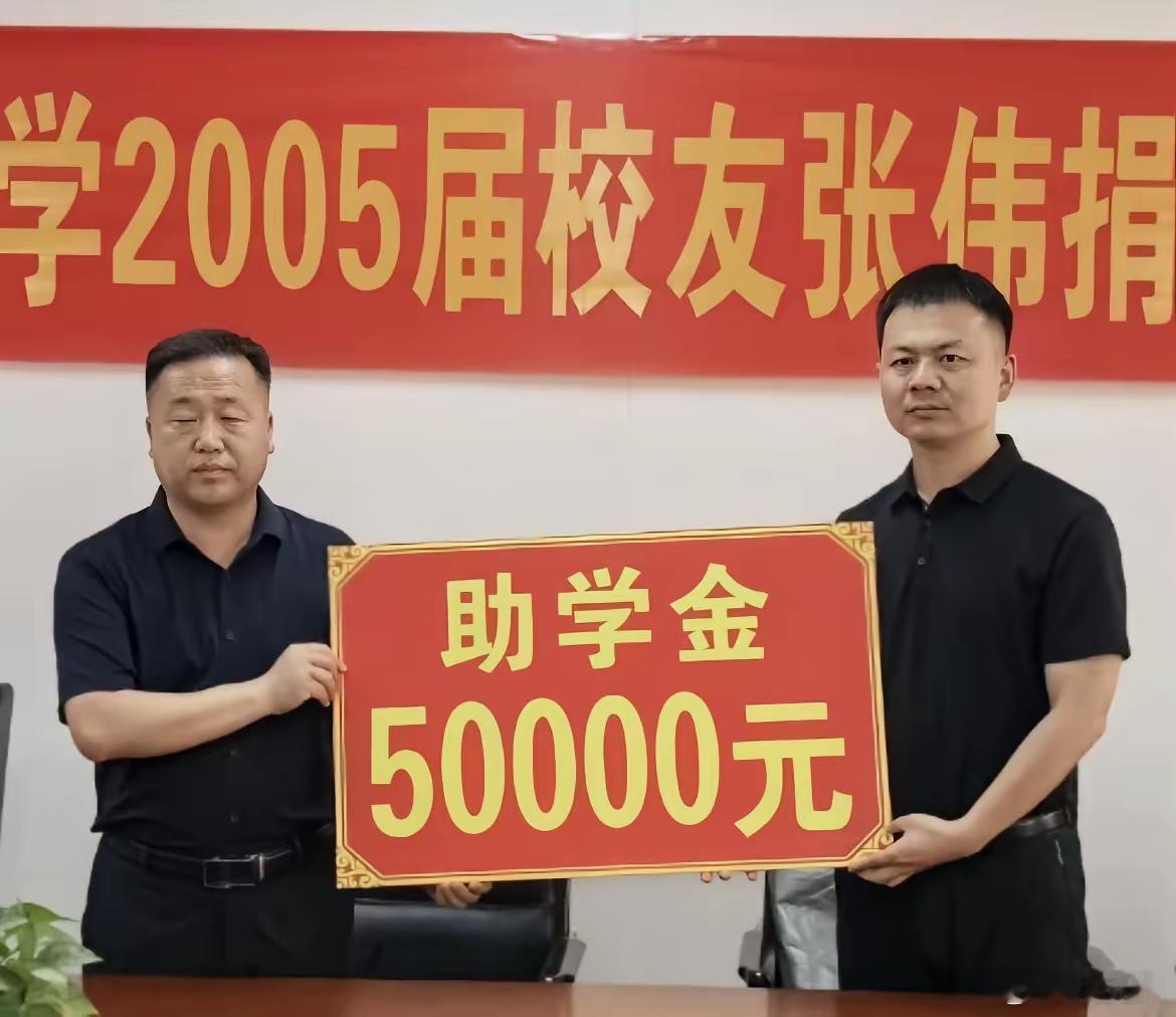 原以为英雄张伟出院回家安心休养了可让我没想到的是，回乡第二天他又悄悄干了一件大事