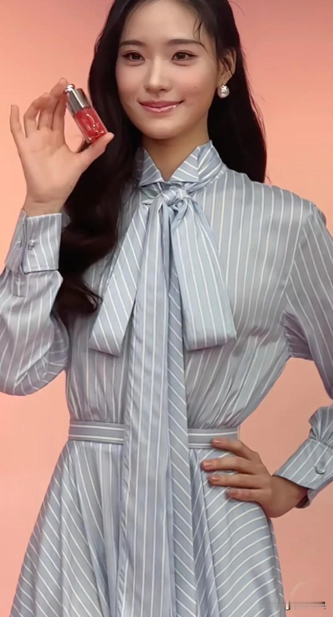 小s的几个女儿小时候长得不怎么样，没想到真的是女大十八变，越变越漂亮。小s的