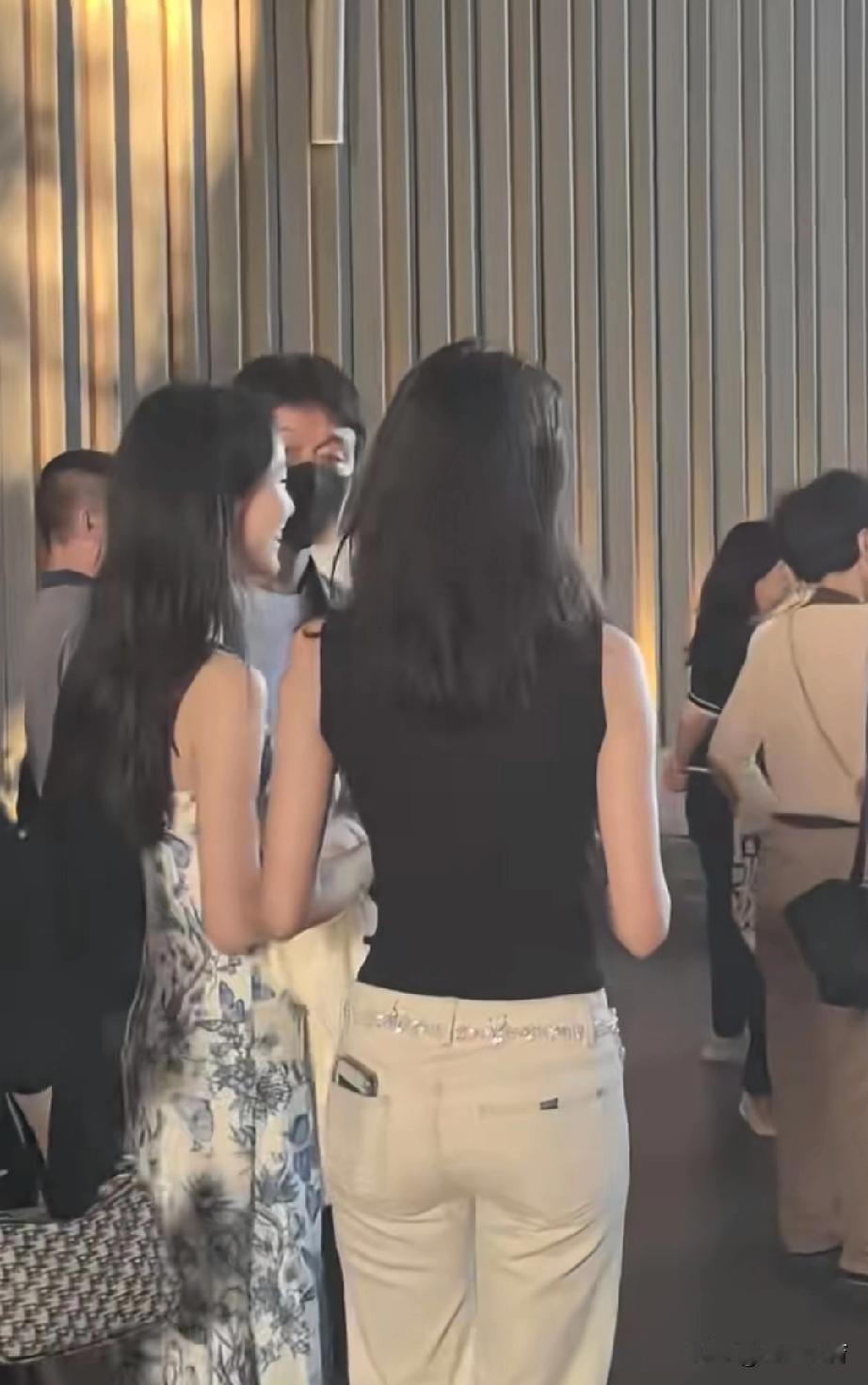 佟大为16岁女儿正面照曝光，网友却把目光全锁在妈妈关悦的背影上。你仔细看那张海