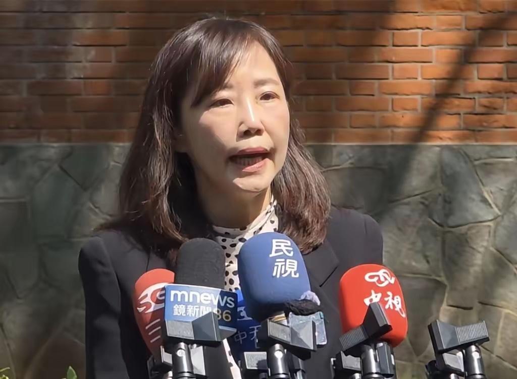 郑丽文赢麻了？一个尹乃菁胜过“千军万马”，对民进党是“兵来将挡，水来土掩”！