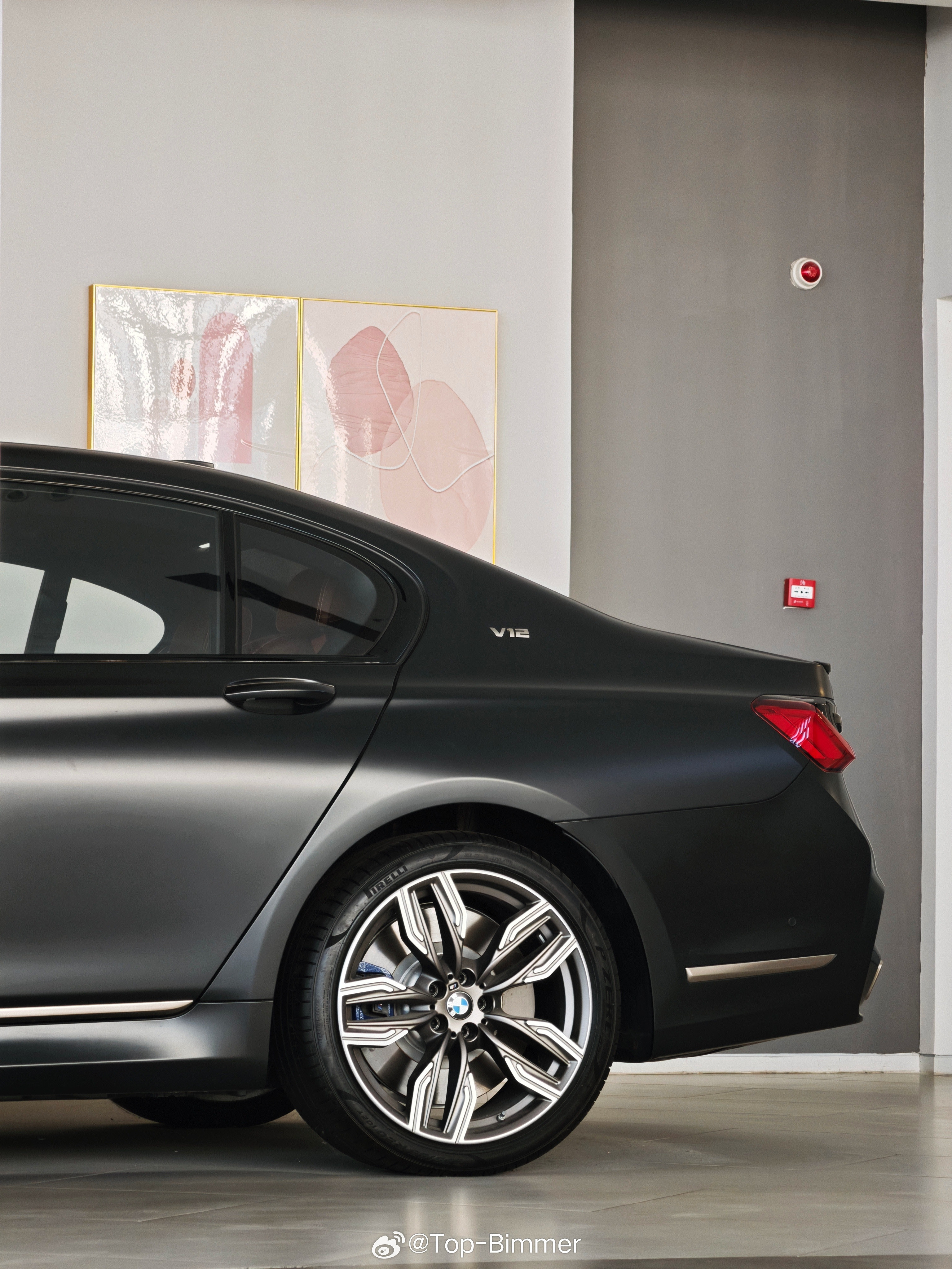 这台宝马7系不是一台单纯的“老板车”，也不是一台单纯的“性能车”，而是一台兼顾豪