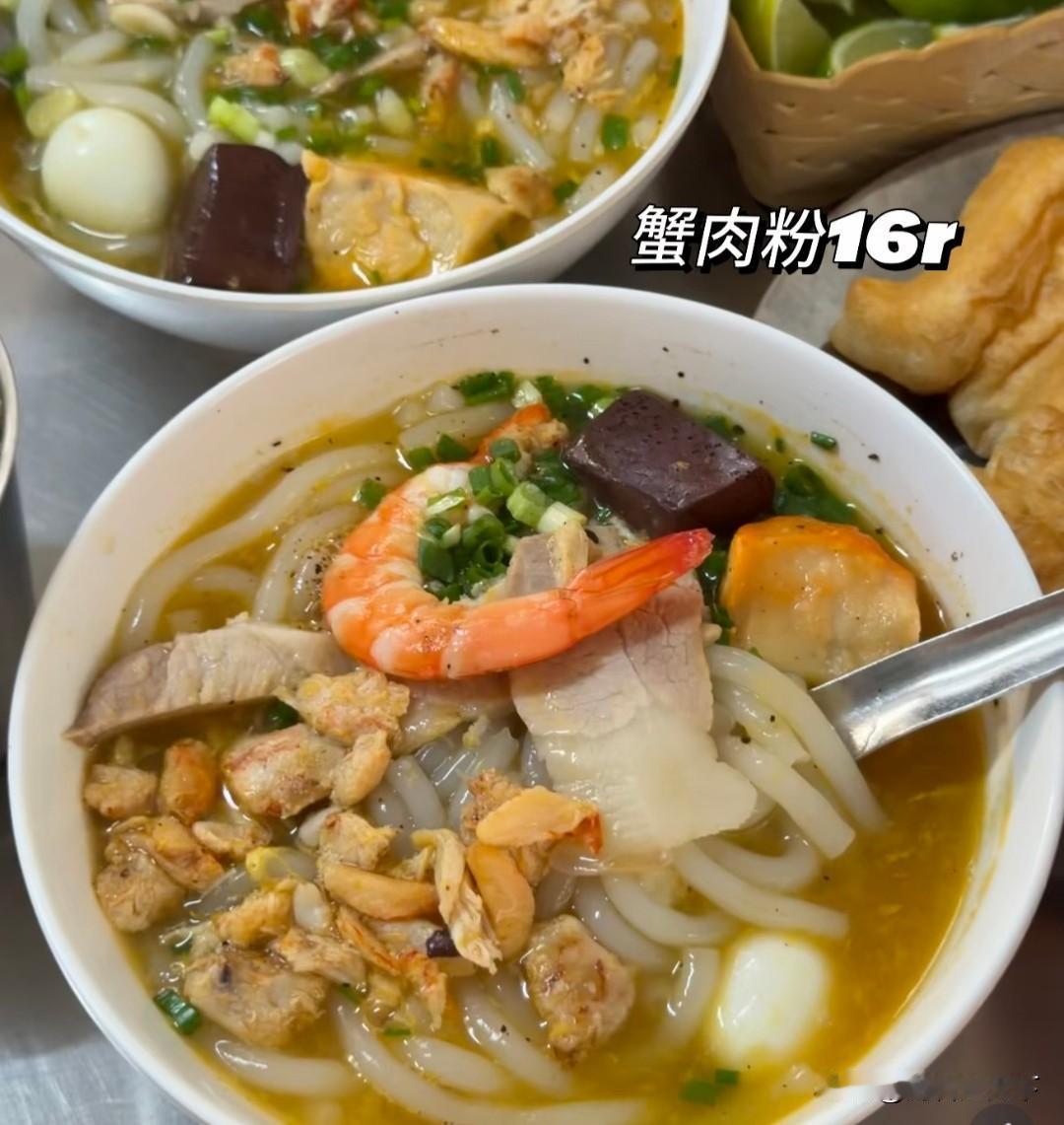 越南这个蟹肉粉16块钱人民币。有大虾、血豆腐、鹌鹑蛋、猪肉。从鹌鹑蛋的大小大小