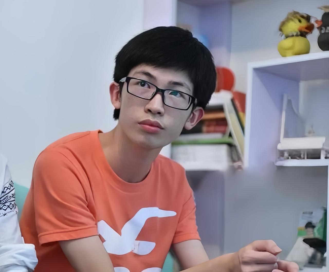 他在高一高二默默无闻，而高三突然顿悟，一举拿下高考省理科状元的头衔。高三时，他没