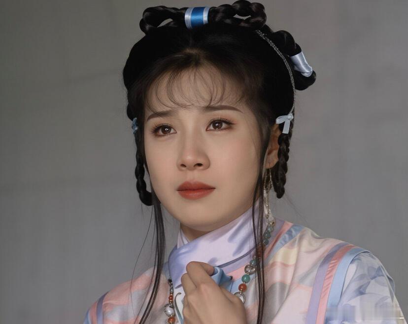 新月妥妥就是介入别人家庭的第三者。她本是身份尊贵的格格，太后早已有意为她挑选适龄