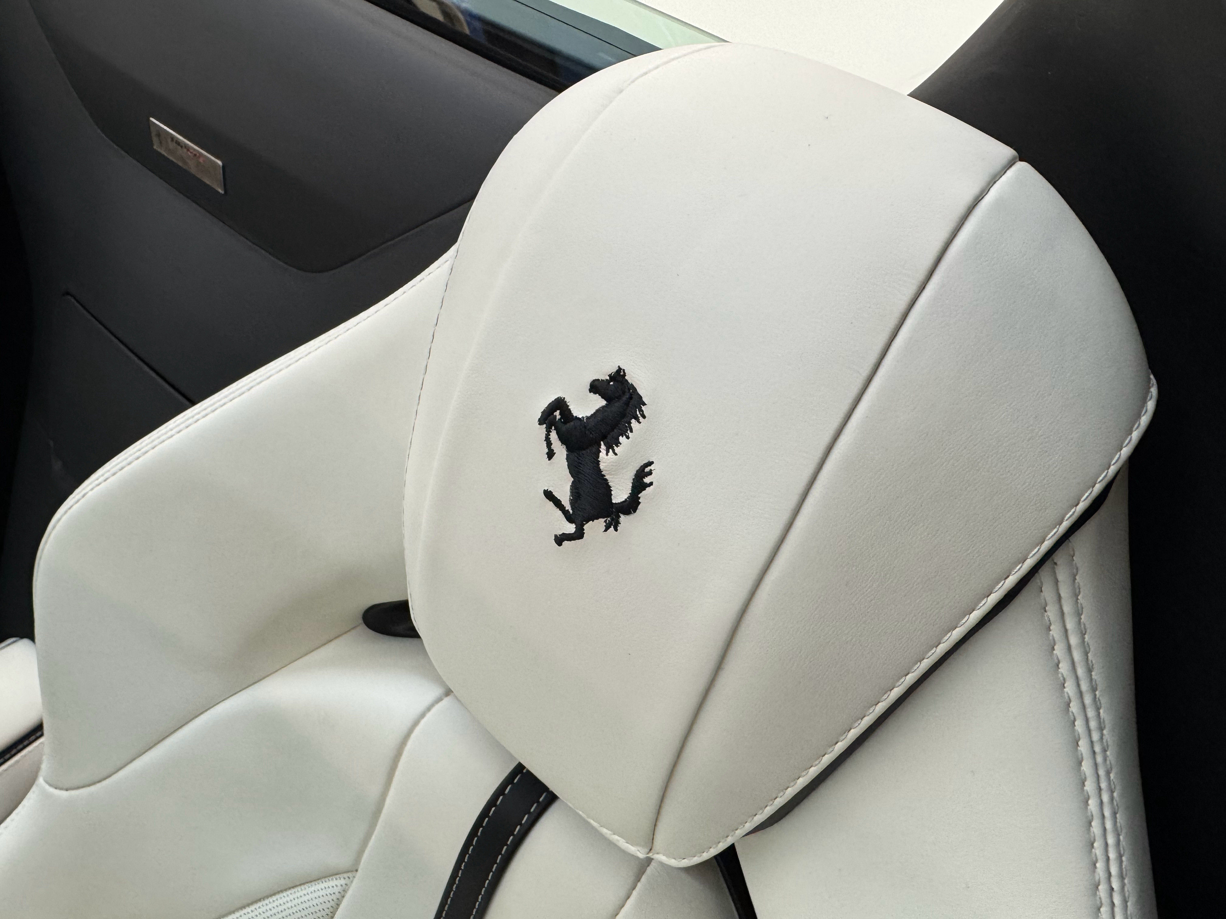 白色内饰法拉利市场认可度越来越好！像法拉利GT车型、优雅、复古配色是这几年的主流