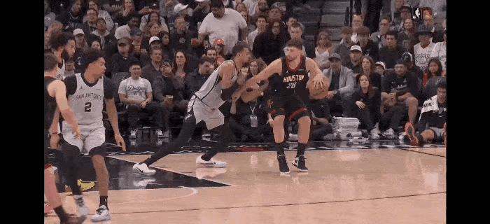 炸裂！申京动作大到离谱，裁判集体装瞎？这尺度真当球迷瞎？家人们谁懂啊！看火