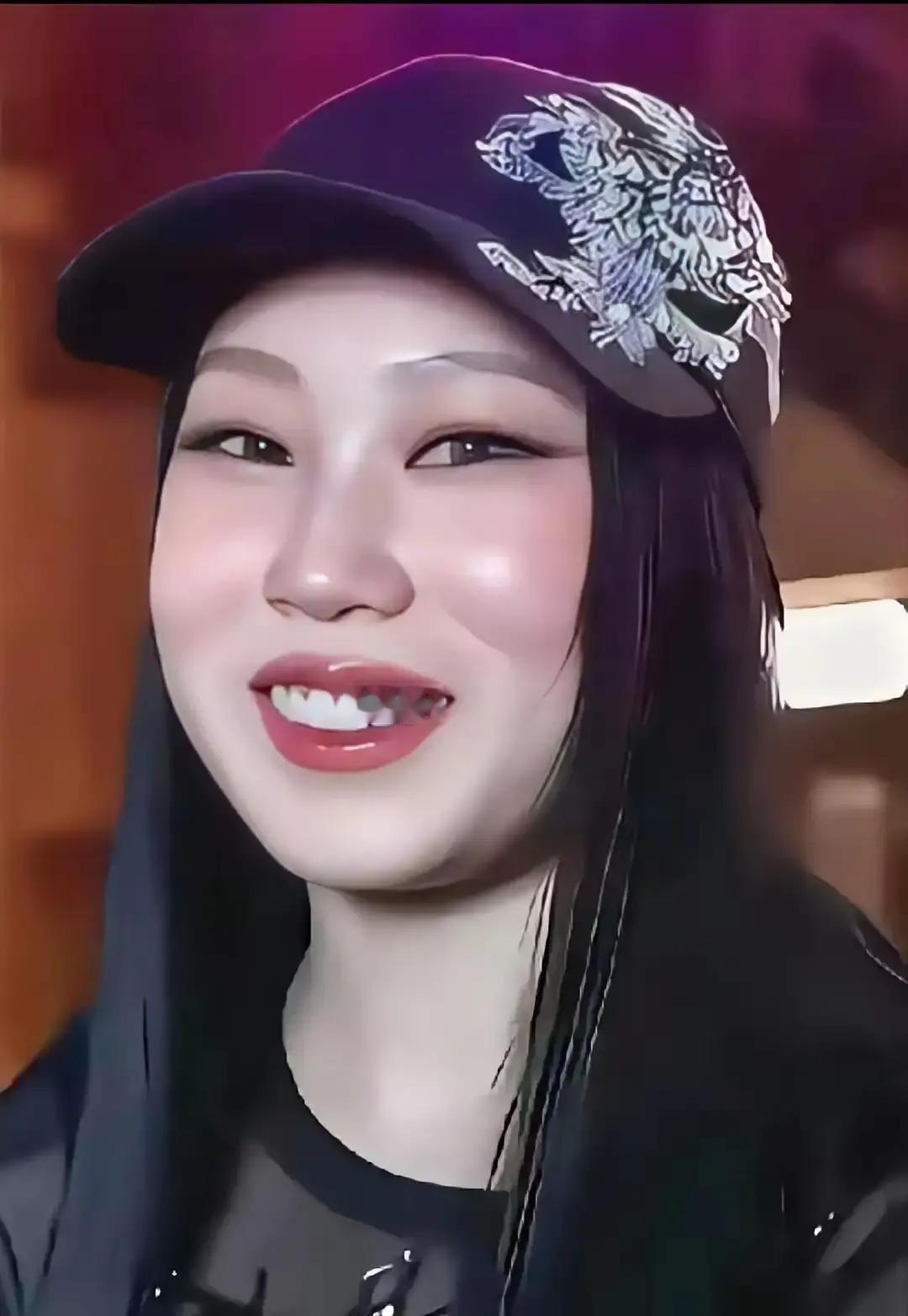 跨年夜直播，42%的观众投票说她“长得不行”。她叫沈佳润，当时只敢关掉弹幕。