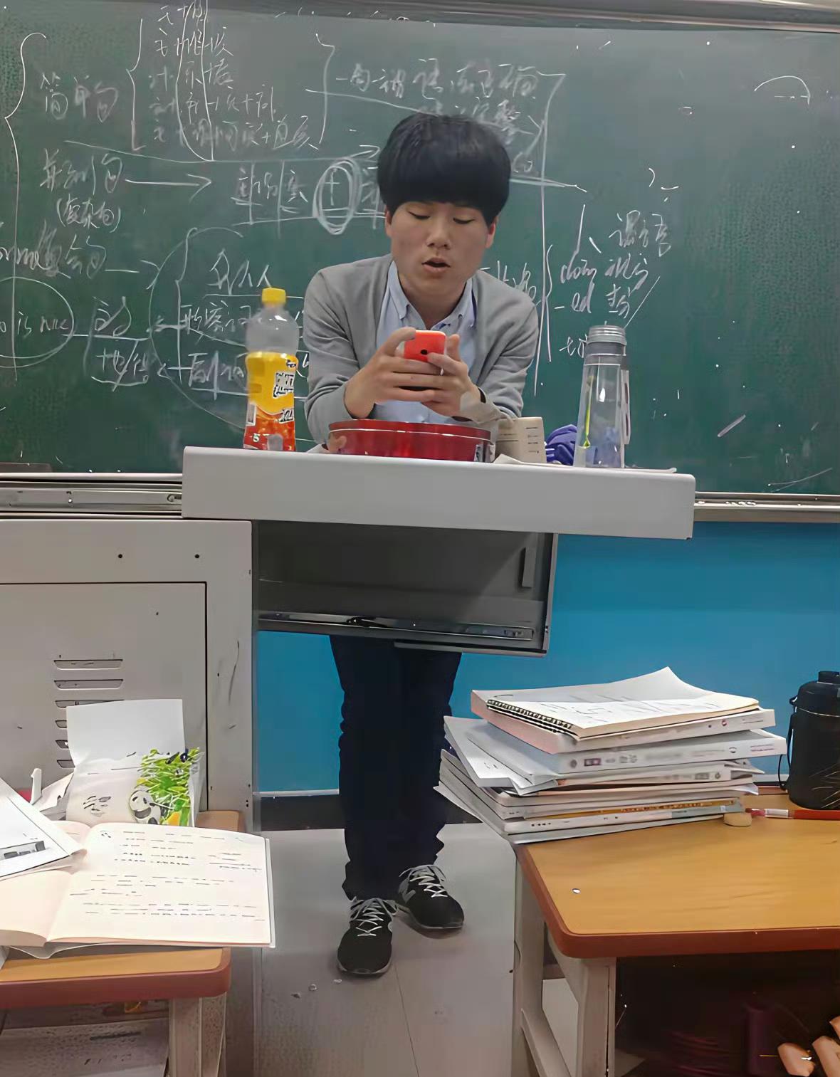 网友A：以前只知道董宇辉是教学岗的优秀教师，后来转去做直播，当时好多人都不看好，