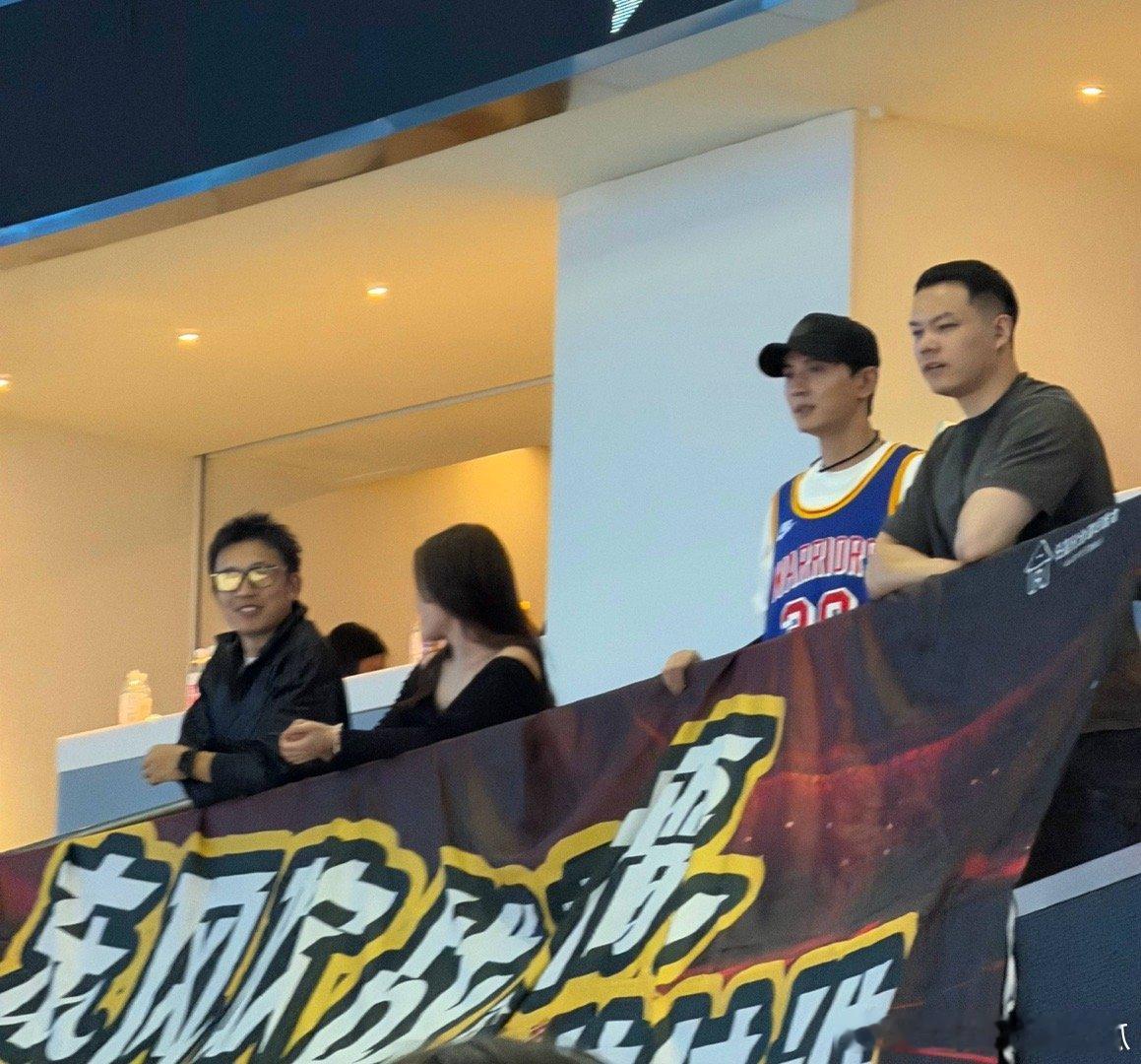 徐正溪也在包厢看任嘉伦打篮球，还挂了国超的应援横幅[大笑]无兄弟不篮球，这俩感情