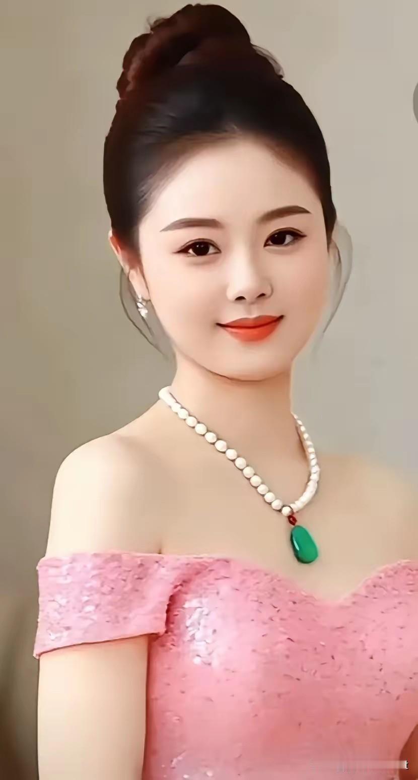 如梦令·翠玉凝芳高髻云鬟轻绾，粉衬玉颜温婉。翠坠映珠圆，浅笑春风扑面。清艳