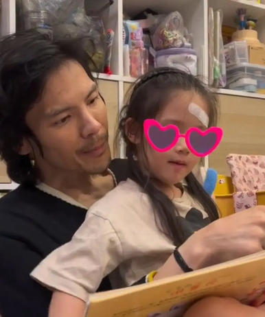 向佐六一晒女小奶皇眉眼清秀神似郭碧婷