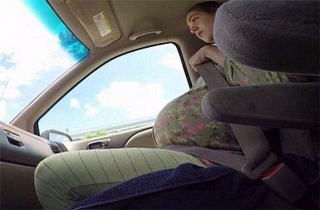 强悍妈妈在车上生孩子, 生完孩子后表情不错