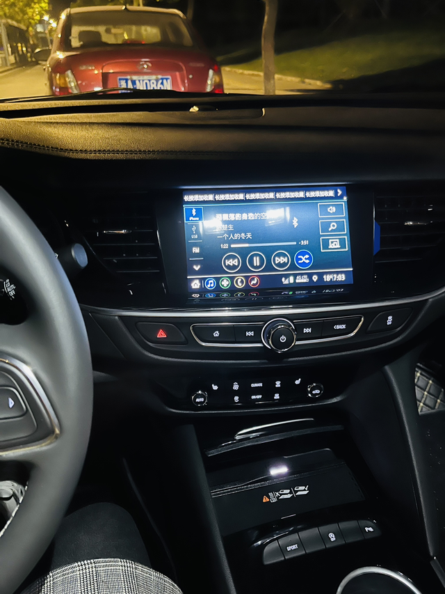 不觉得君威的车灯很暗吗不知道是君威车灯问题，还是我真的看不清，晚上没路灯开车看