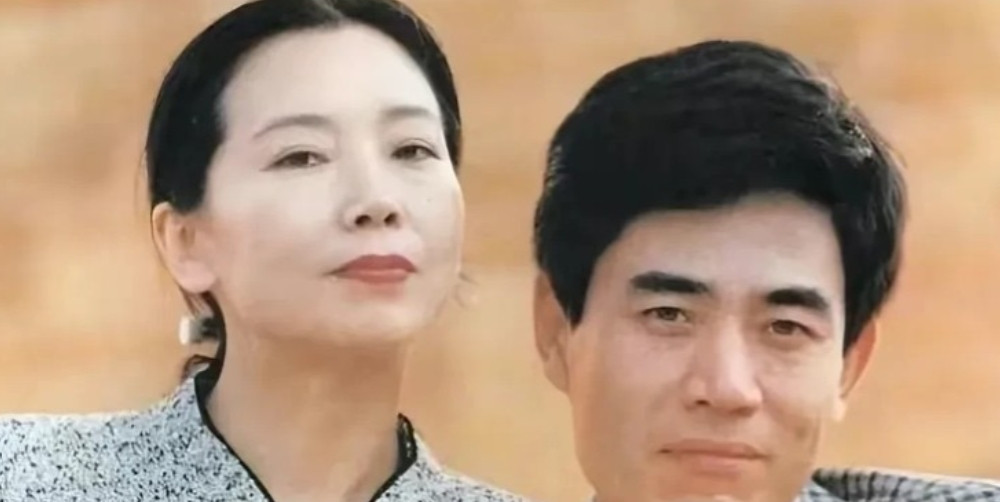 1974年，陈宝国对同班同学赵奎娥动了心，他没有勇气表白，又怕狼多肉少，被别人抢