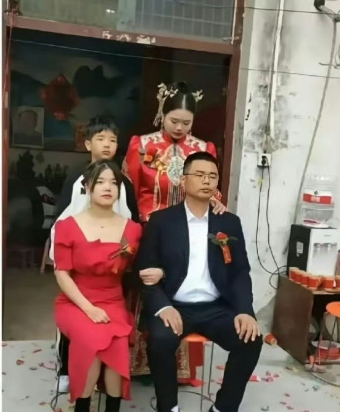 这谁算新娘？后面的是陪嫁吗？