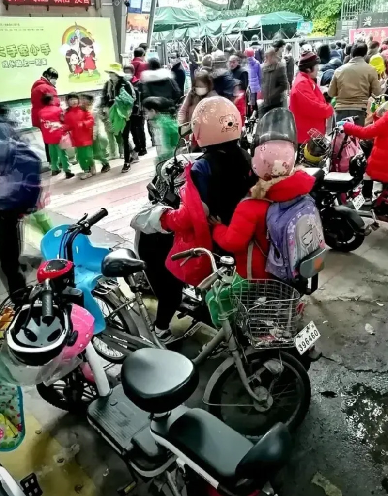 现在的家长骑电瓶车接送孩子很丢人吗？可能大多数家长是这样想的，也至于孩子也是这么