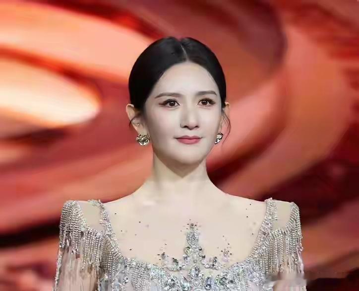 谢娜，真的太难了！2月25日一早，谢娜突然冲上热搜，不是因为主持工作，而是有媒体