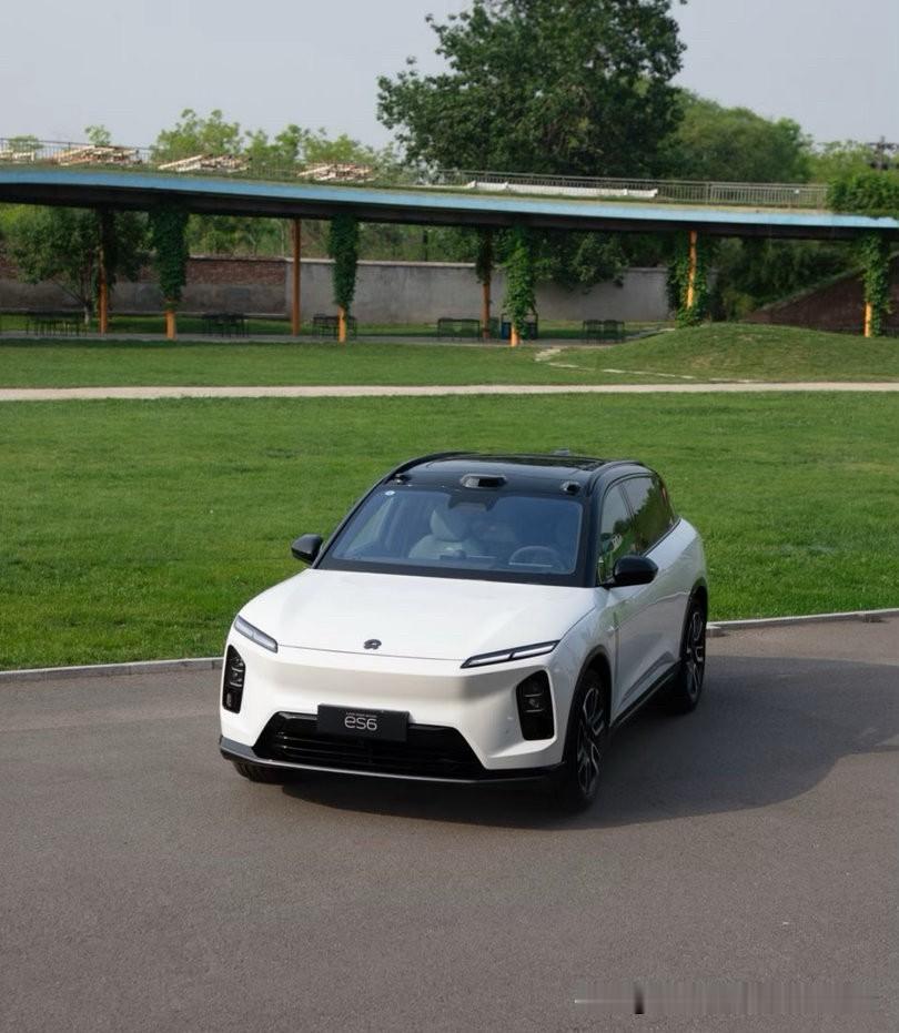 ES6是蔚来品牌销量基本盘，2026款全面升级硬件，家用均衡性几乎无短板。2