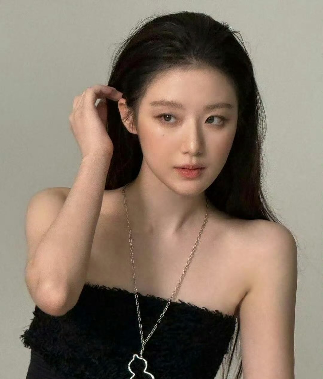 谁来给女神调个适配的粉底液，这个有点显黑