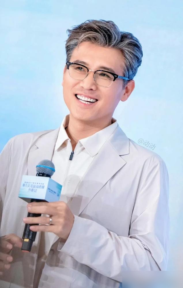 李乃文录综艺，直接把台上的八宝粥拧开喝了。胡军当场愣住，赶紧拦他：那是道具，摆样子的！李乃文不慌不忙