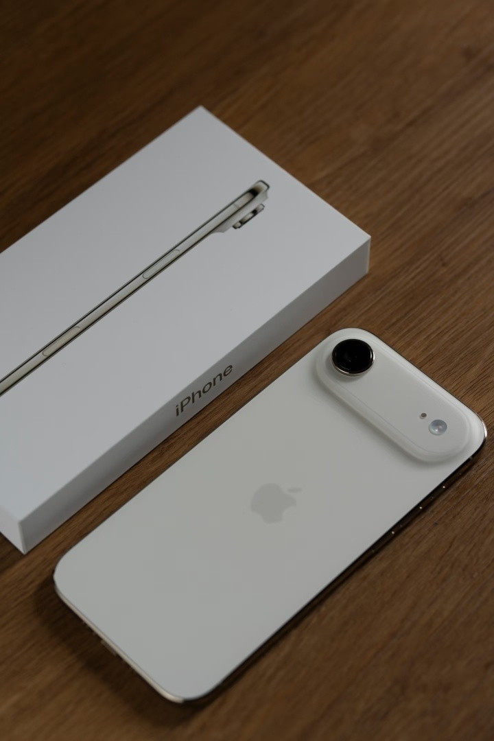 iPhoneAir官方价格暴跌2000元降价后价格来到了5999起，并且网友爆