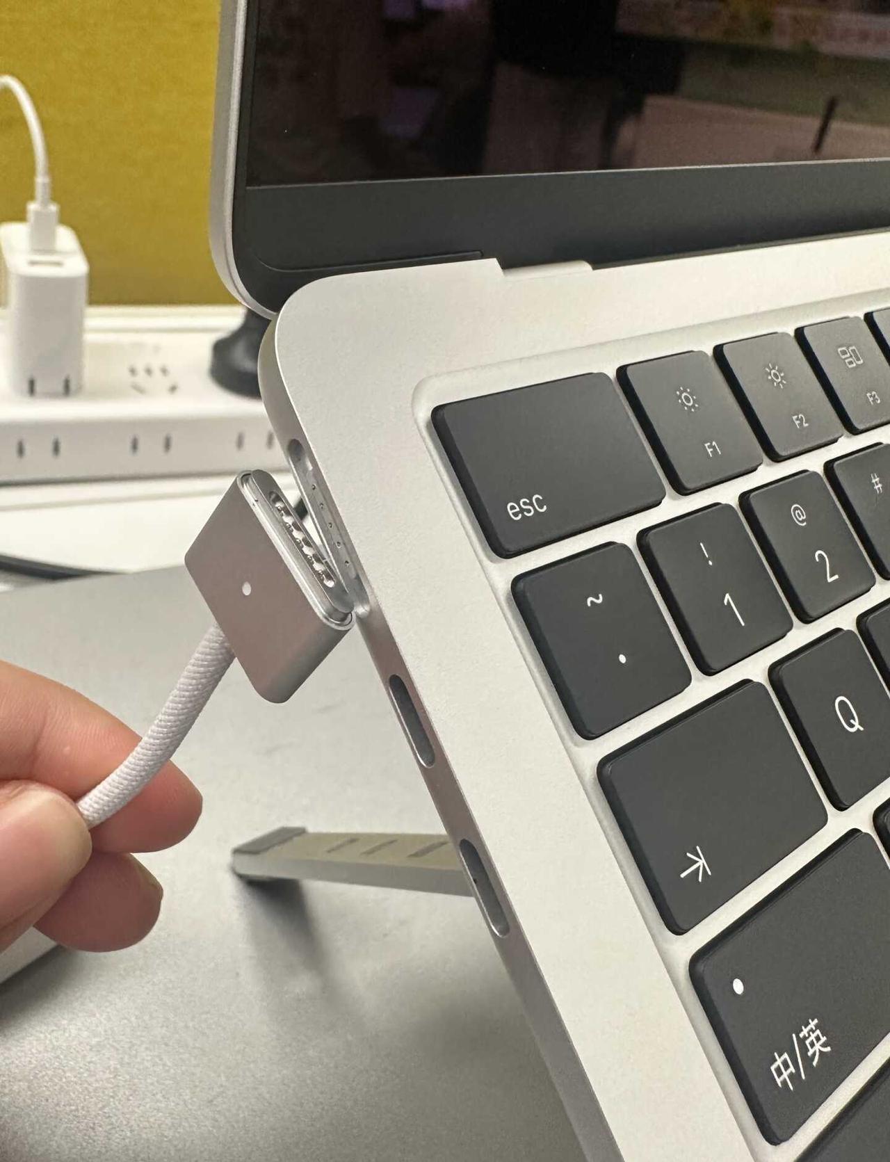 不儿苹果电脑接口已经长这样了吗牛马上班新申请了台macair才发现官配插