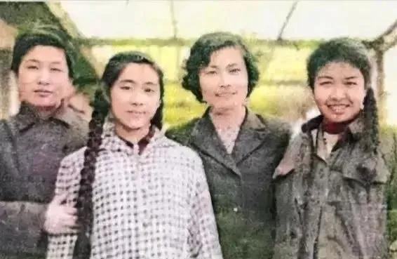 这是上世纪五六十年代一张老照片，自左至右分别是:李讷，林豆豆，聂力，陶斯亮。她