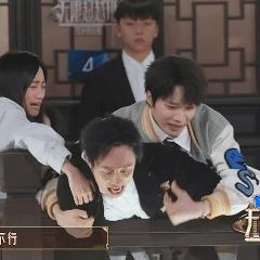 郝蕾吴镇宇见过那么多演员，可能也没见过这种——越演越用力，越用力越好笑。黄艺馨苦