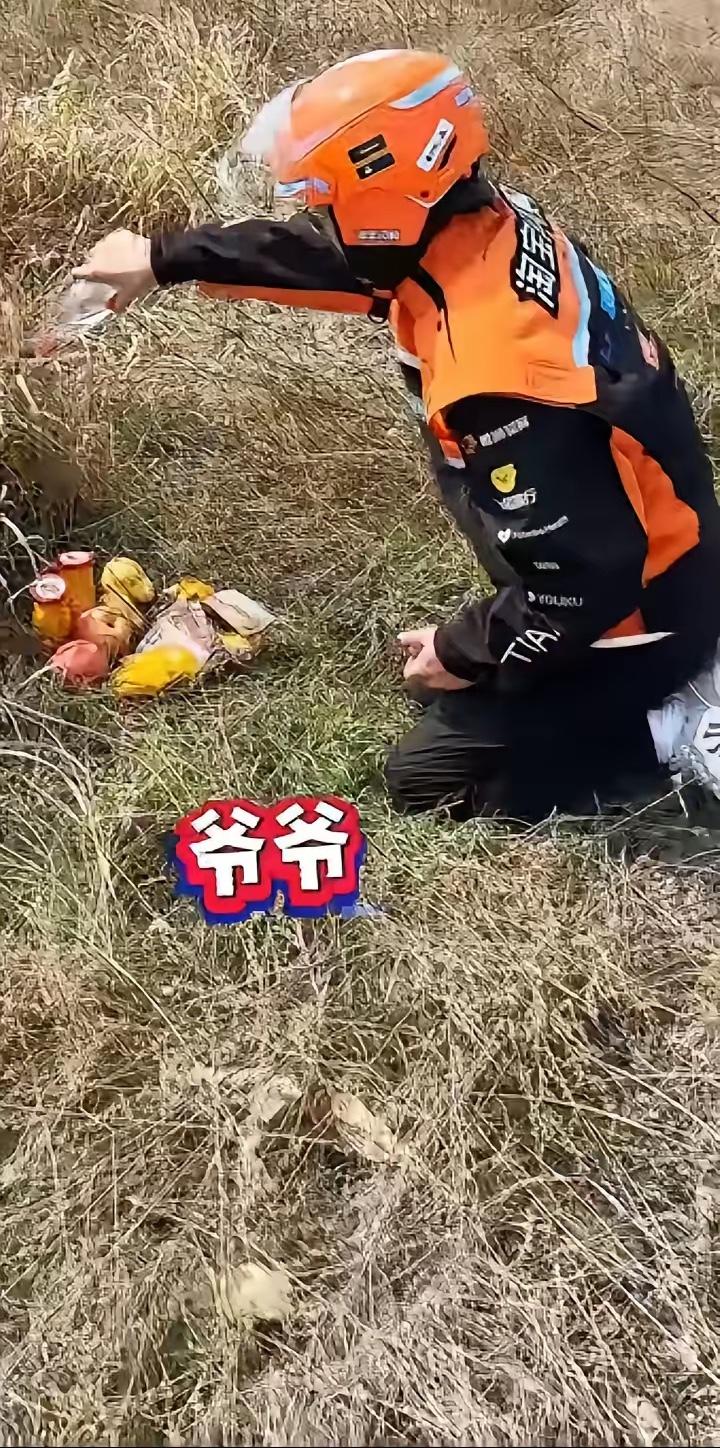 奇葩！真是人才，孙子清明没法回来祭祖，雇了外卖来祭祖，外卖跪下说：爷爷，你孙子没