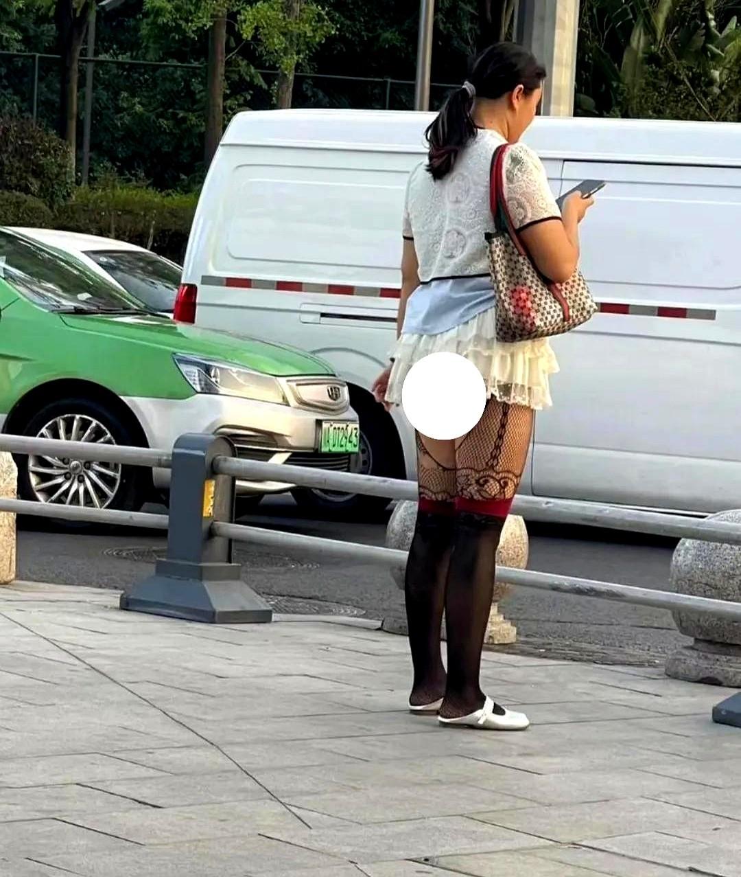 这是年龄越大穿衣越大胆吗？这么穿真的好看吗？这大姐对自己的身材未免也太过