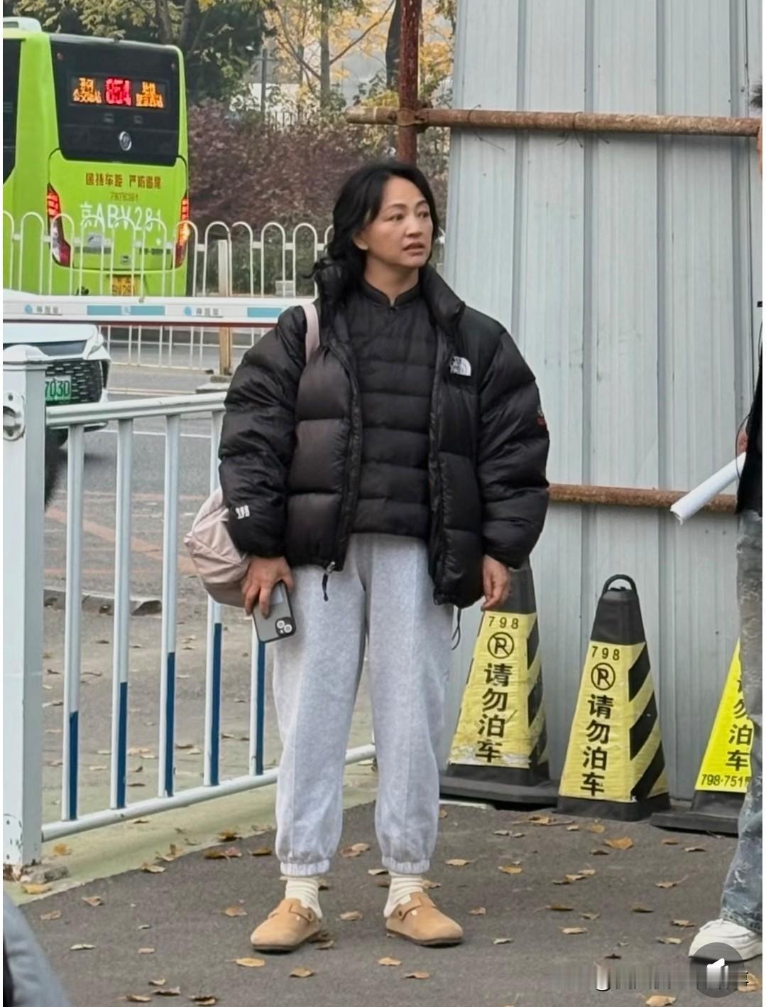 刷到罗海琼的近照，50+的年纪没精心打扮，没有浓妆艳抹，却透着一股让人舒服的状态