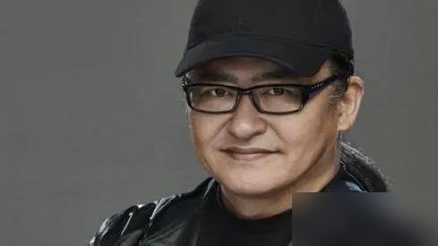 宋柯说，朴树最难那几年，刘欢直接甩了张卡过去，里面有近百万。麦田那会儿快撑不住了，朴树天天闷屋里写歌
