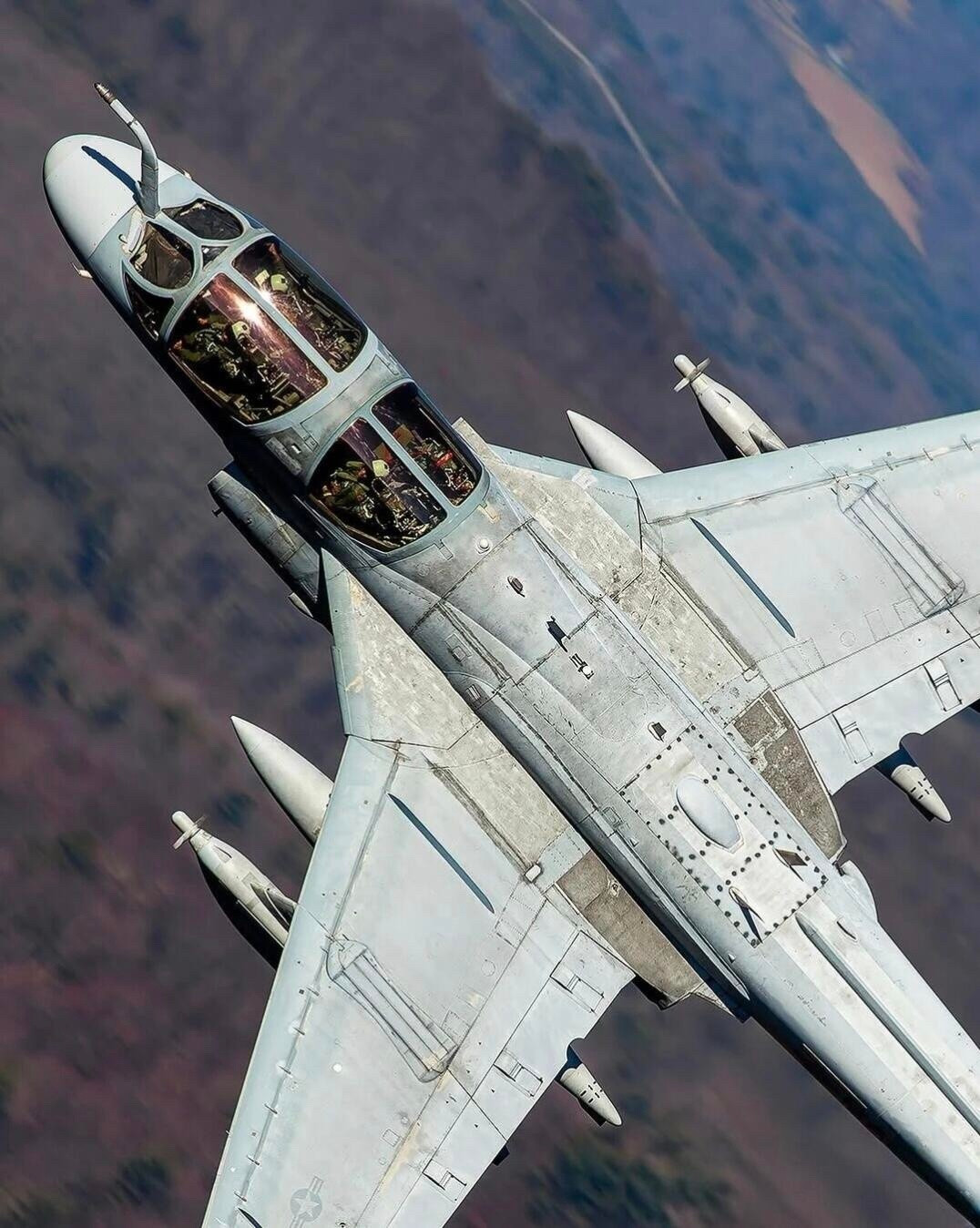 图中这个其貌不扬的四人“麻将桌”，是90年代解放军的终极噩梦。这飞机叫EA-6B