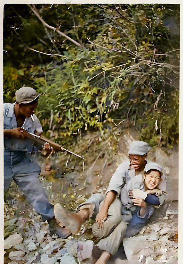 1951年深秋,朝鲜半岛中部的“联合国军”防线附近,寒霜已铺满战壕。此时,