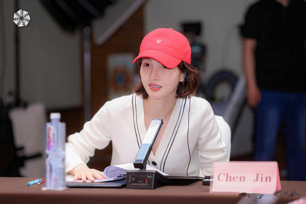 1月30日，金晨去年3月脸部受伤后，4月还参加了电影节做单元评委，完全看不出她的